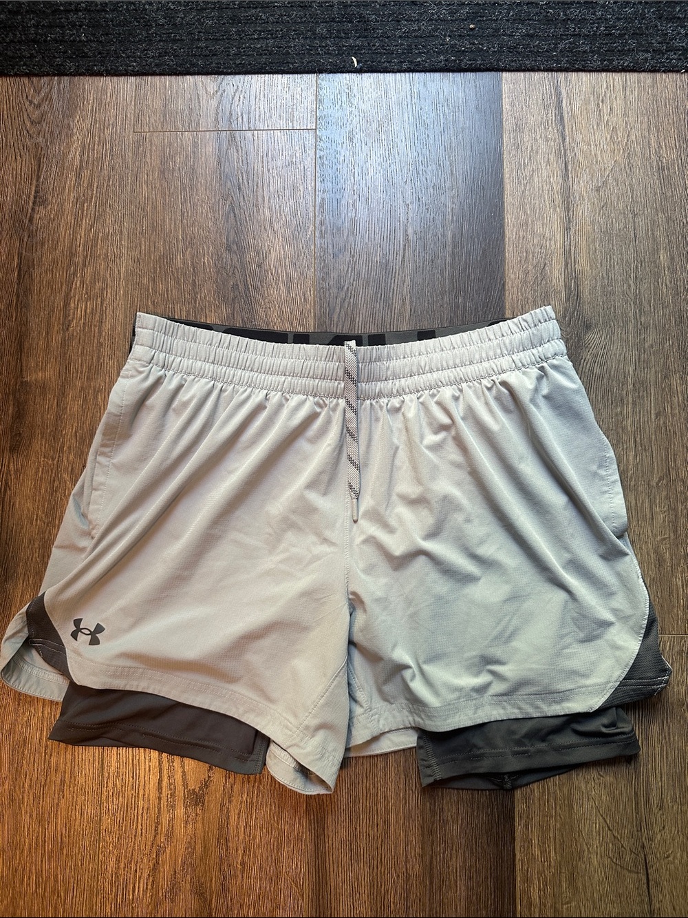 Under Armour Men's Light Gray Dual-Layer Athletic Shorts with Black Liner